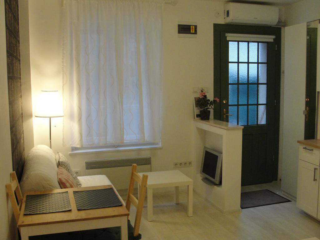 Apartma - Door *